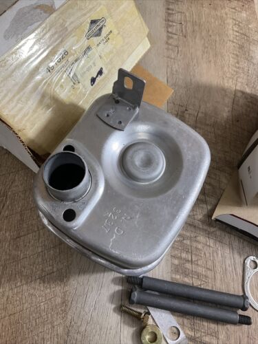 Briggs & Stratton Muffler 491626 With Hardware NOS Genuine (6922726146231)